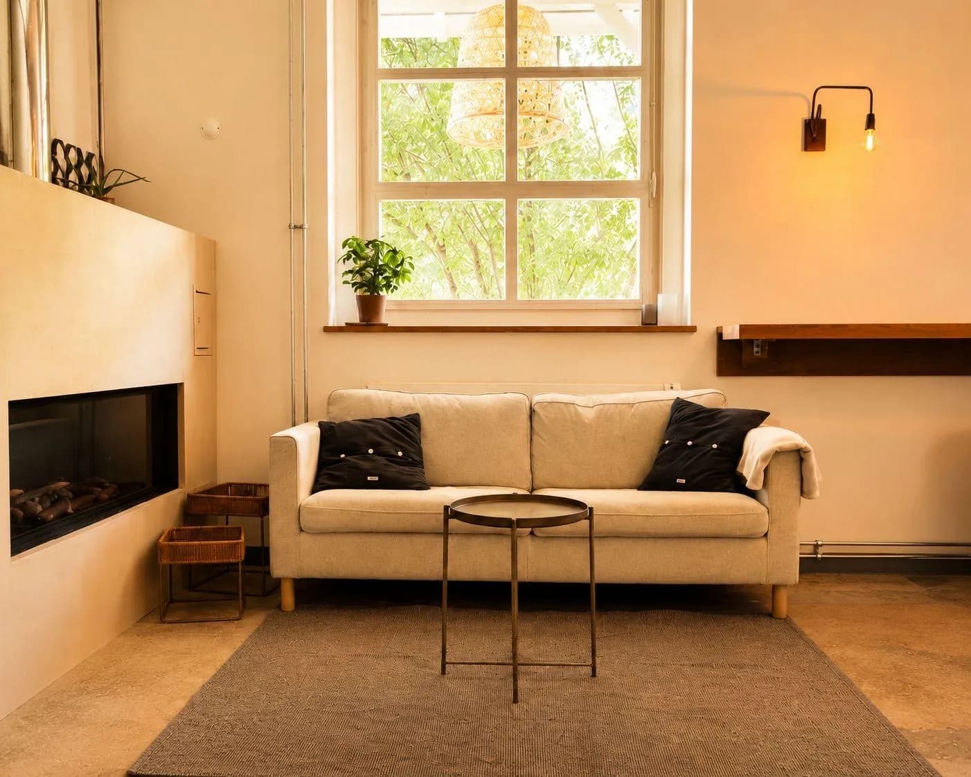 Gemütliche Sofaecke mit hohem Fenster im Kafi Mia