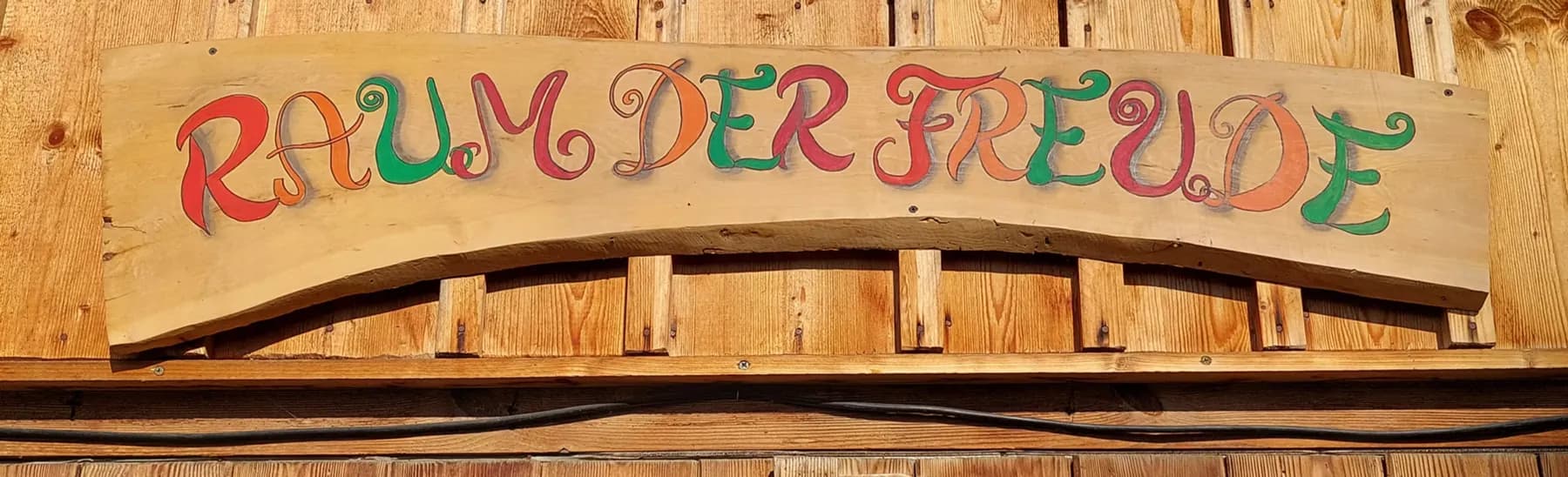 Handbemaltes Holzschild «Raum der Freude» im Kafi Mia